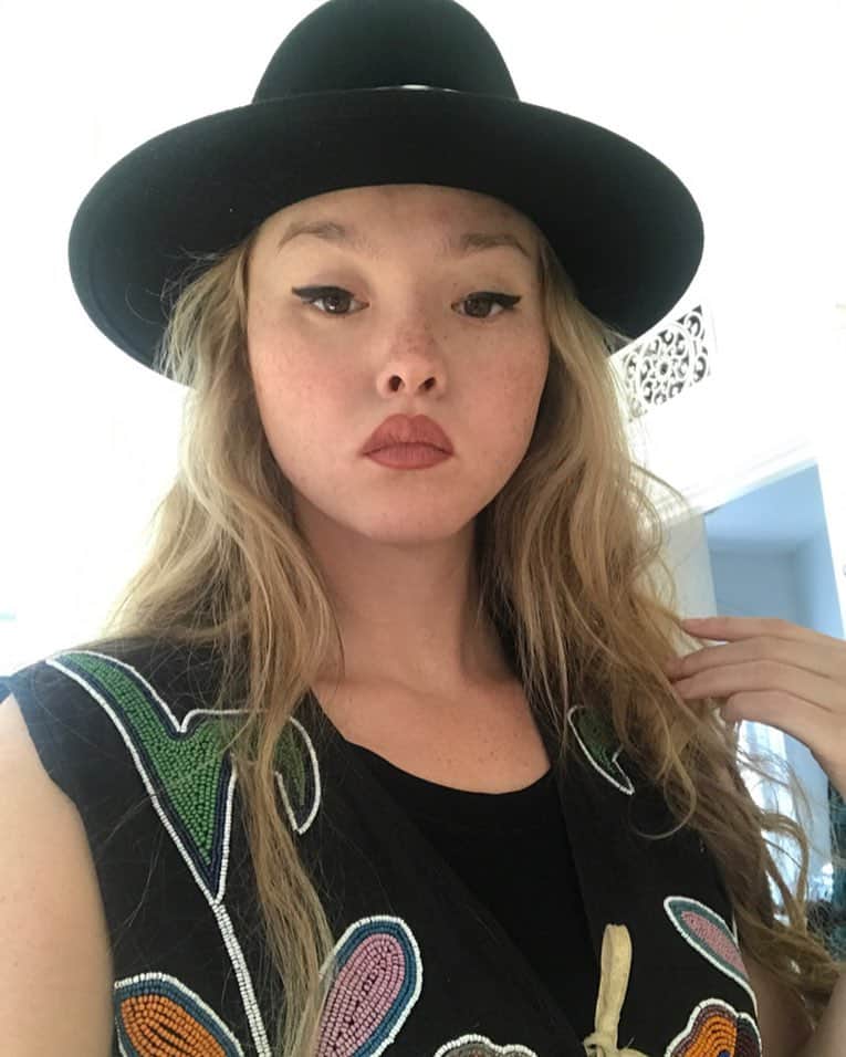 デヴォン青木のインスタグラム：「Hat on point...thanks @_birdseye...just my um 500th prairie look @helenasuric #vintage fasssshhhion...bad makeup by me」