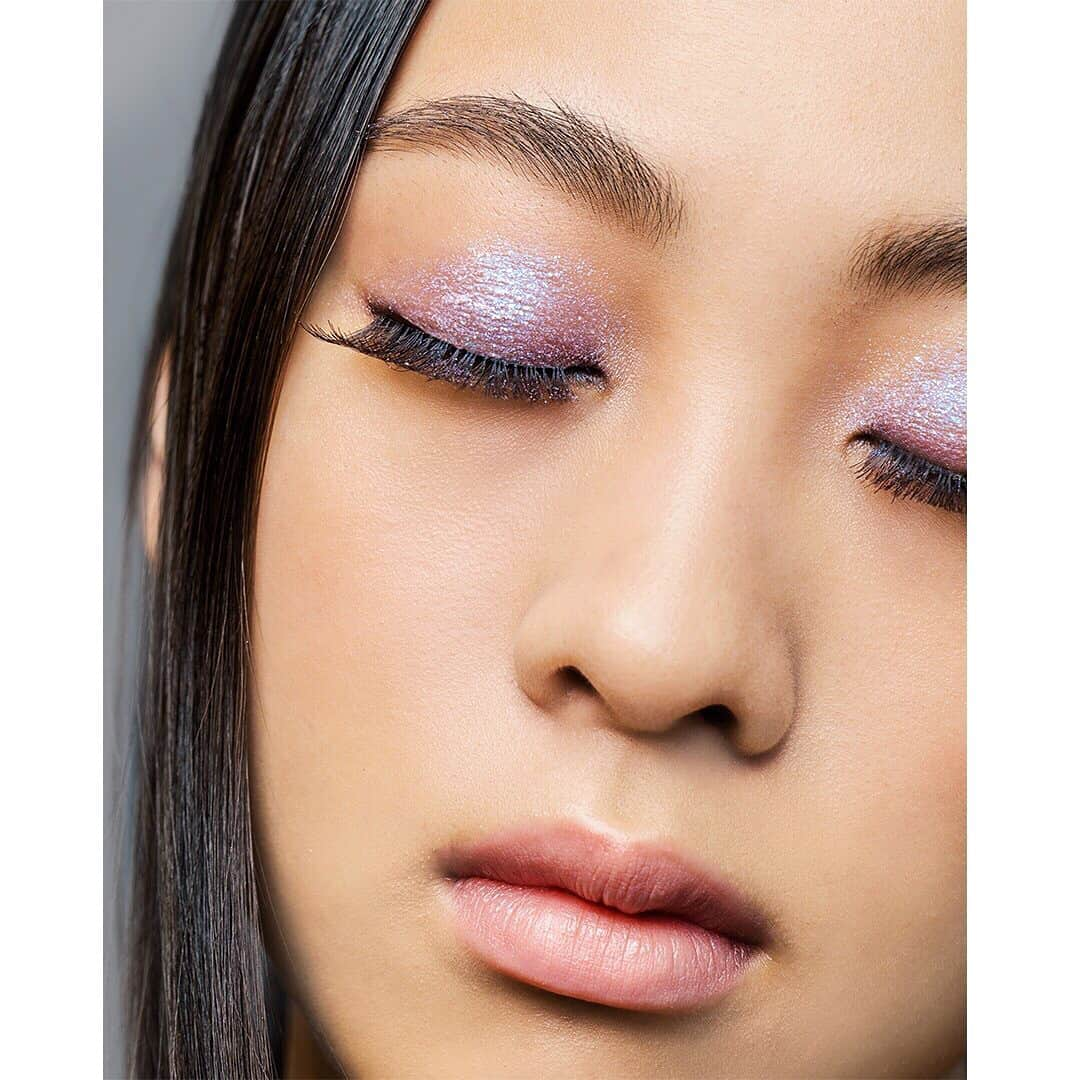 M∙A∙C Cosmetics Japanさんのインスタグラム写真 - (M∙A∙C Cosmetics JapanInstagram)「⠀ べたつかず二重にも溜まりにくいリキッドアイシャドウ 輝きはそのままにサラっと軽い付け心地✨ ⠀ [ダズルシャドウ リキッド] ダイヤモンド クランブルズ ⠀ ⠀ model @moca_lol @lol_official_avex makeup @rumikoikedaharrismakeup hair @goutsugihair photographer @takaki_iwata art direction @aiaizm ⠀ ⠀ ⠀ ⠀ ⠀ #MACDazzleShadowLiquid #MACCosmeticsJapan #MACコスメ #MACCosmetics #MAC #コスメ #メイク #アイシャドウ #アイメイク #ダズル #キラキラ #ラメ #グリッター #トレンドメイク #リキッド #リキッドアイシャドウ #ダズルシャドウリキッド #リキッド #トレンド #トレンドメイク #lol #moca #moca_lol #エルオーエル #avex #黒髪 #ホログラフィック」8月9日 18時00分 - maccosmeticsjapan