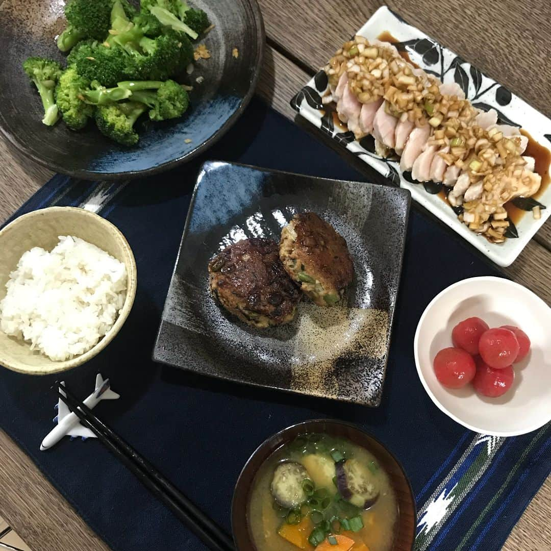 潮田玲子さんのインスタグラム写真 - (潮田玲子Instagram)「久々の玲子飯。 なんかシンプル笑笑 増嶋さんちの茹で鶏としてこの鶏のネギダレが千葉の蘇我駅付近の主人がオーナーを務めるスポットライトというお好み焼きやさんで食べる事ができますー！ ローストビーフのレシピも伝授しましたー！ 是非行って食べてみてくださいねー😆🙏 #玲子飯 #鶏モモミンチと高野豆腐ハンバーグ #ブロッコリーのガーリック炒め #トマトのだし漬け  #かぼちゃとナスのお味噌汁 #茹で鶏ネギソースがけ  @spot_light_soga ここで食べてね！」8月9日 19時01分 - reikoshiota_official