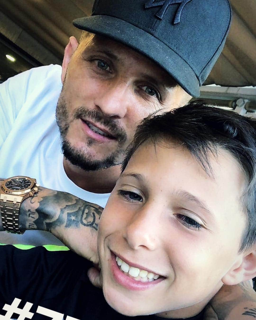 シリル・テレオーのインスタグラム：「10ans dejas 🙏🏼 Je t aime mon fils ❤️ 🎁🎁🎁 #77family」