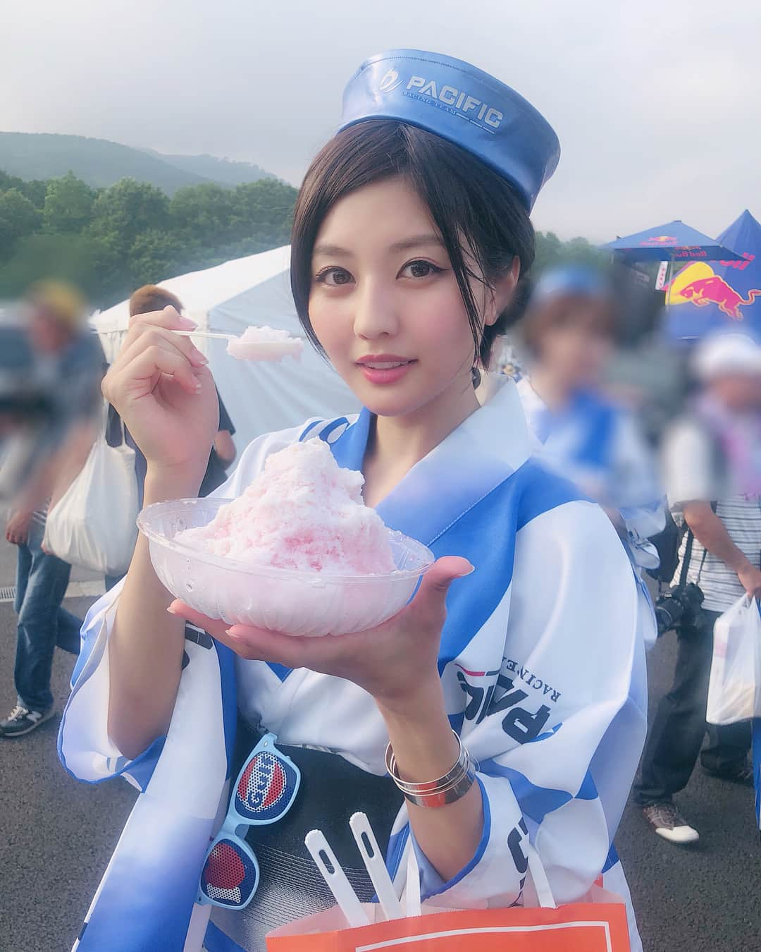 林ゆめさんのインスタグラム写真 - (林ゆめInstagram)「かき氷🍧❤ _ みんな！今日から、14日までに 「ギャルパラ＋フォトブックエディションVol.3」 を購入すると、RQ大賞コスチューム部門の投票ができるみたい！ 1stステージ絶対突破したいので みんな購入したらPacificFairiesに投票してね💙 ゆめの新人賞グランプリのページも載ってるので是非🙆‍♀️ あとでURLストーリーに載せるね！ _ _ _ #富士スピードウェイ #浴衣 #浴衣ヘア #pacificfairies #かき氷 #夏 #レースクイーン #RQ #SGT #SGT富士」8月9日 19時25分 - ___yuume.18