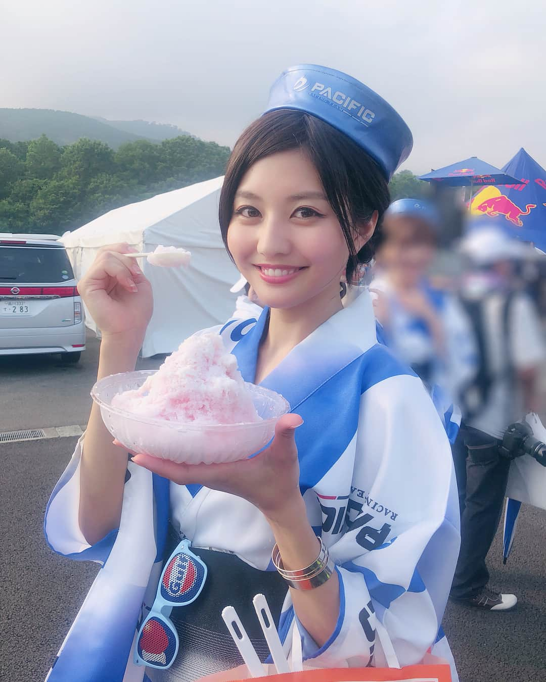 林ゆめさんのインスタグラム写真 - (林ゆめInstagram)「かき氷🍧❤ _ みんな！今日から、14日までに 「ギャルパラ＋フォトブックエディションVol.3」 を購入すると、RQ大賞コスチューム部門の投票ができるみたい！ 1stステージ絶対突破したいので みんな購入したらPacificFairiesに投票してね💙 ゆめの新人賞グランプリのページも載ってるので是非🙆‍♀️ あとでURLストーリーに載せるね！ _ _ _ #富士スピードウェイ #浴衣 #浴衣ヘア #pacificfairies #かき氷 #夏 #レースクイーン #RQ #SGT #SGT富士」8月9日 19時25分 - ___yuume.18