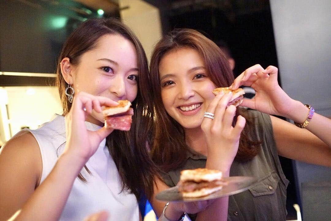 岩垂かれんさんのインスタグラム写真 - (岩垂かれんInstagram)「🍖 中学からの親友のまお 就職おめでとう♡ #このまま一緒に歳とるのが楽しみ #もう出会って13年 #好きな気持ちが切れたことない #ラインの最後は愛してる」8月9日 20時03分 - kareniwadare