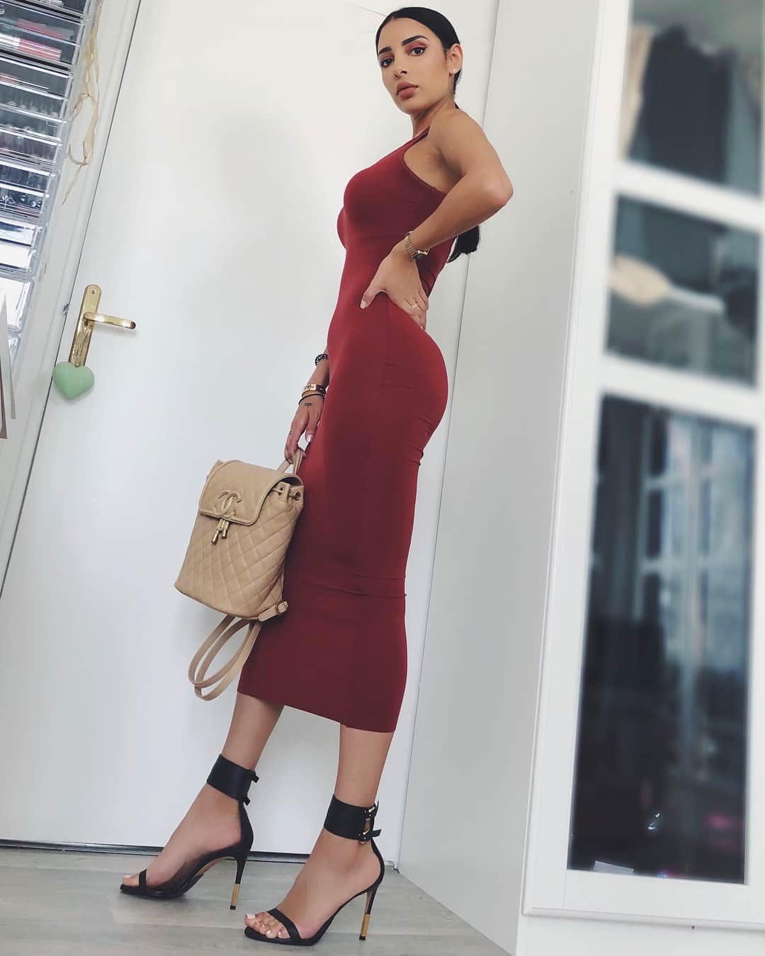sananasのインスタグラム：「💃🏻J’adore cette couleur ❤️Il y a des couleurs que vous adorez mais que n’osez pas porter vous ? 😃Fan de ces shoes Balmain que j’avais achetées en soldes il y a quelques mois 😍D’ailleurs ça vous dit un haul chaussures ? 👠 —- #Outfit #Fashion #Mode #OOTD #FashionInspiration #LaPoseQuiTeDonneUnPeuDeFessesPourDuSemblant」