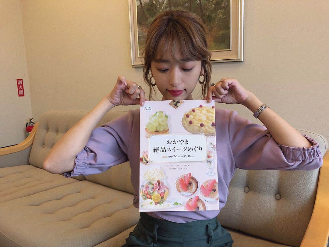 近藤千尋さんのインスタグラム写真 - (近藤千尋Instagram)「今回、岡山県の #おかやま果物時間 の 応援団に任命して頂きました✨ 伊原木県知事さんと📷。 果物を通じて、岡山の魅力を 伝えるお手伝いが出来る事 とても嬉しいです✨☺️ 桃とぶどう、どちら派ですか？💖 是非岡山の果物食べてみてください❣️ 2枚目のキャラクターはももっち 😘 #私は桃かなぁ🍑」8月9日 20時37分 - chipichan.1215