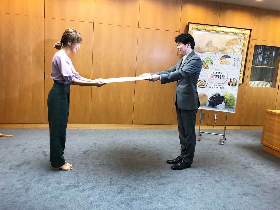 近藤千尋さんのインスタグラム写真 - (近藤千尋Instagram)「今回、岡山県の #おかやま果物時間 の 応援団に任命して頂きました✨ 伊原木県知事さんと📷。 果物を通じて、岡山の魅力を 伝えるお手伝いが出来る事 とても嬉しいです✨☺️ 桃とぶどう、どちら派ですか？💖 是非岡山の果物食べてみてください❣️ 2枚目のキャラクターはももっち 😘 #私は桃かなぁ🍑」8月9日 20時37分 - chipichan.1215