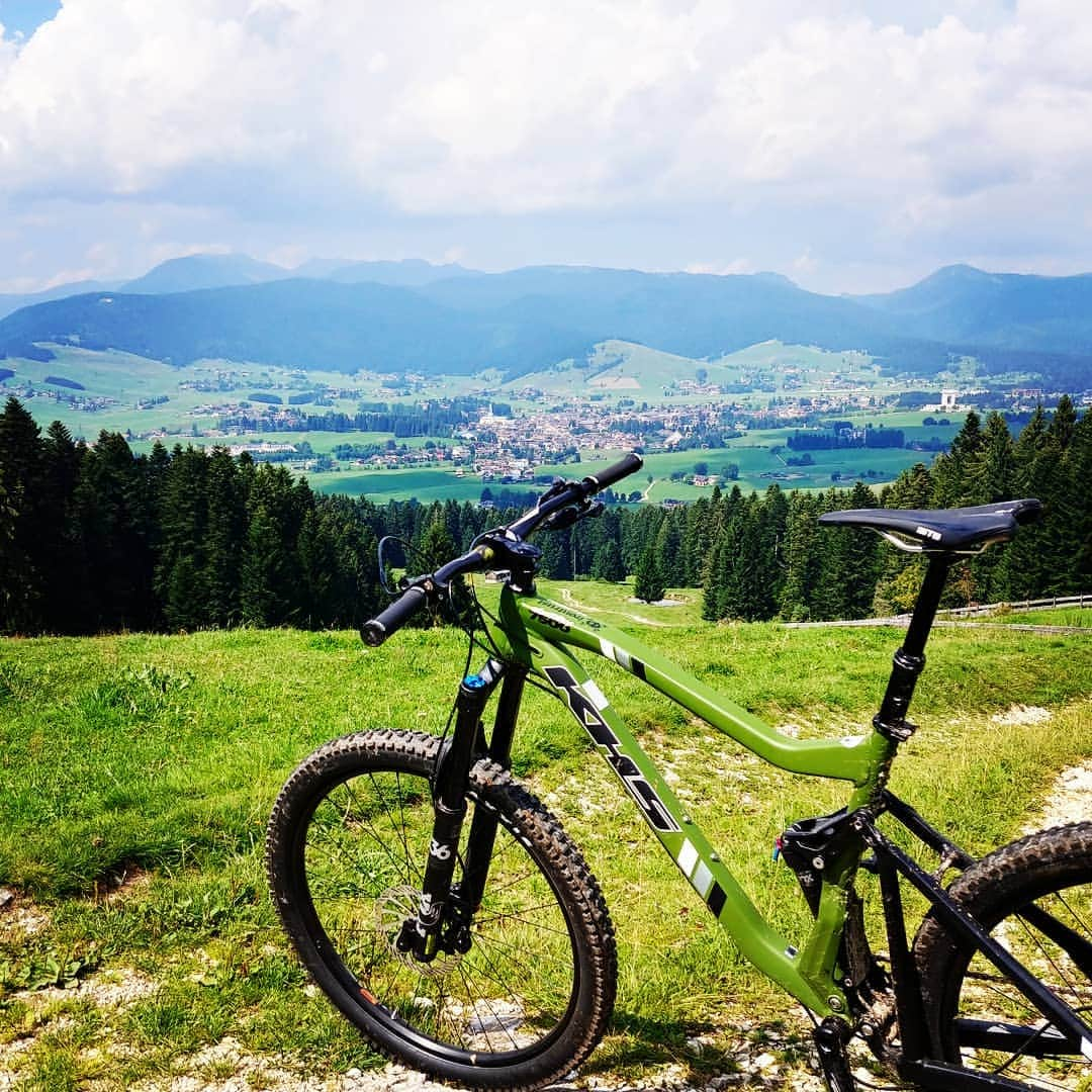 オンドレイ・ホタレックのインスタグラム：「Where will we go today my friend? Ready to sweat... Dove mi portera il mio nuovo mezzo? Sicuramente ci sara da sudare... #mtb #enduro #khsbicycles #sixfifty #newfriend #nature #exploring #passion #sport #asiago #altopianodiasiago」