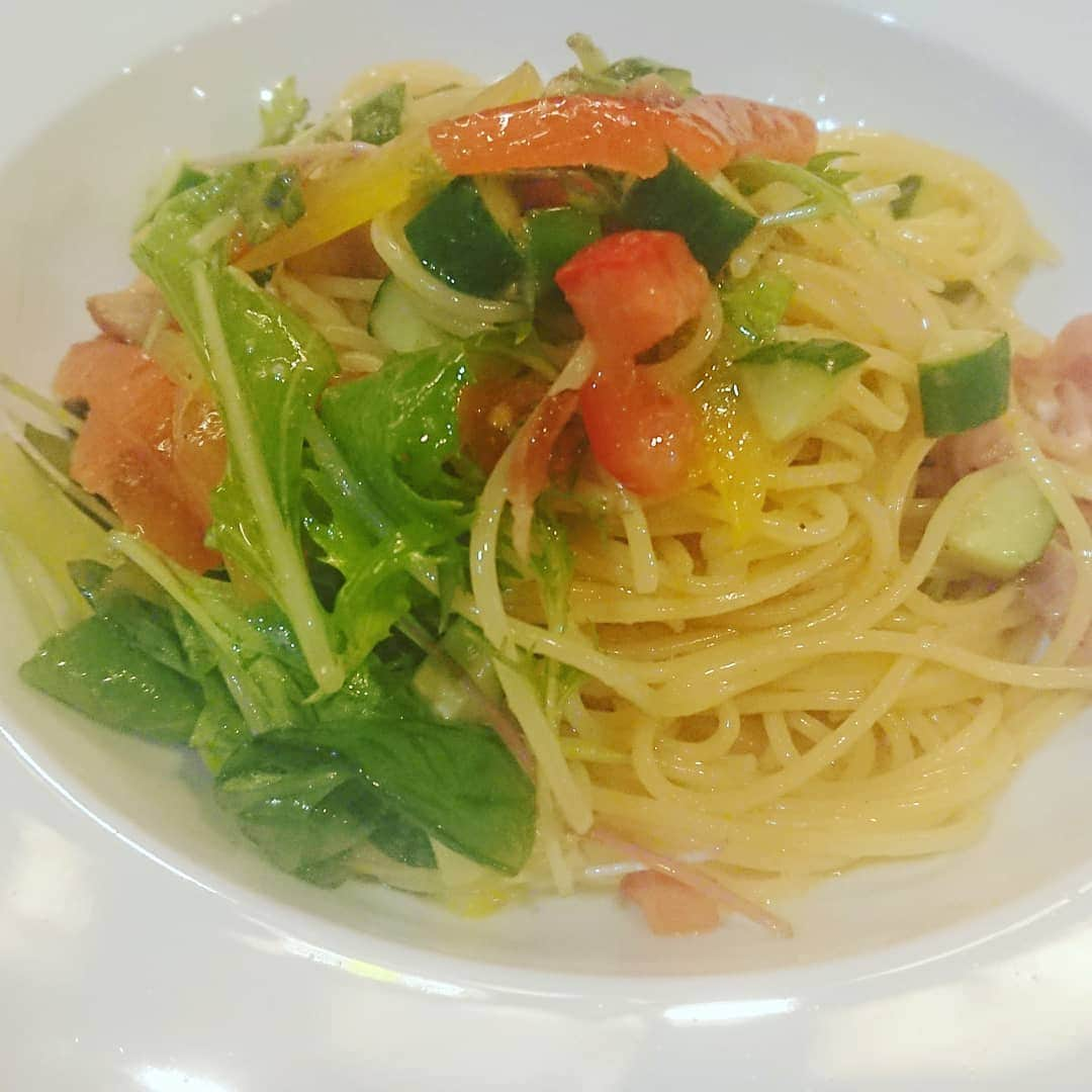 カーネヴォー 福島店のインスタグラム：「今日はさっぱりとサラダパスタにしました❗ #肉バル#福島#カーネヴォー#がっつり#炭火焼き#チーズ#パスタ#サラダパスタ」