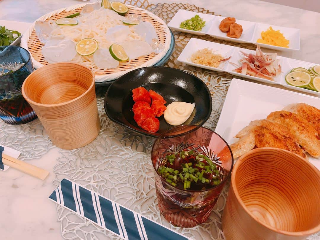 菊地亜美さんのインスタグラム写真 - (菊地亜美Instagram)「・ ある日のご飯😋 旦那さんの実家徳島からお母さんが送ってくれた 半田そうめんとすだち🎐🍉✨ 冷たいつゆは江戸切子のグラスに入れて、 旦那さん特製だしの温かいつゆは 結婚祝いにお世話になってるスタッフさんに頂いた 年輪を積み重ねて出来た杉の器に💕 夏らしくてお気に入り😍🎐🍋 薬味を大葉や梅や青唐辛子やミョウガなどなど… 沢山にして美味しかった😋🥢 #あみずきっちん  #あとは辛子明太子と #手羽先」8月9日 21時07分 - amikikuchi0905