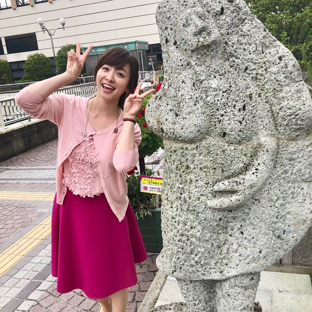 黛英里佳さんのインスタグラム写真 - (黛英里佳Instagram)「みなさま、ケンミンSHOWみていただけましたか😊⁇ 森三中大島美幸さん、真島茂樹さん、森昌子さん、河口恭吾さん、ザ・たっちのお二人、U字工事さんにご出演いただきました🤗 宇都宮が自転車の街とは初めて知りました😵 「もんみや」のライターとなったはるみ🧐 日光ではヘアメイク横てぃーがたくさん写真を撮ってくれました😅 松月氷室さんのかき氷、ふわふわでもぉー絶品でした😋また食べたいなぁ😍 今回栃木のすごい所がたくさん出てきましたが、まだまだこんなもんじゃありません🙄 来週も栃木の魅力がいっぱいです😊 次回もぜひぜひお見逃しなく〜🤗 #秘密のケンミンSHOW #転勤ドラマ #ピースばっかり #京一郎さんの身長は180センチ #はるみの身長は165センチ #意外と大きいですねとよく言われます #どうでもいいわ🤣」8月9日 22時15分 - erikamayuzumi_official