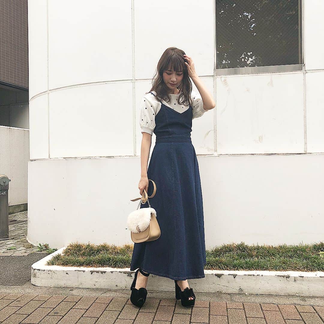 のインスタグラム：「. . ⭐️staff instagram 着回しリレー⭐️ 8/17発売予定のデニムジャンスカを 使ったコーデリレーです✨ . #レースアップデニムジャンスカ ¥7,900+tax 8.17 on sale #ドットハーフスリーブニット ¥6,500+tax 8.17 on sale . 展示会の時から絶対GETするって 決めてるデニムジャンスカ♥ 150cmの私でも全然着れちゃう丈感です♥ ドット柄のトップスと合わせて 少し甘めコーデにしてみました🐼💕 . 明日はゆかさん（ @dazzlin_staff_yuka )をチェックです🍒 . #dazzlin#dazzlinstaff#dazzlin_snap#code#coordinate#fashion#コーディネート#ファッション#着回し#着回しコーデ#ジャンスカ#デニム#ワンピース」