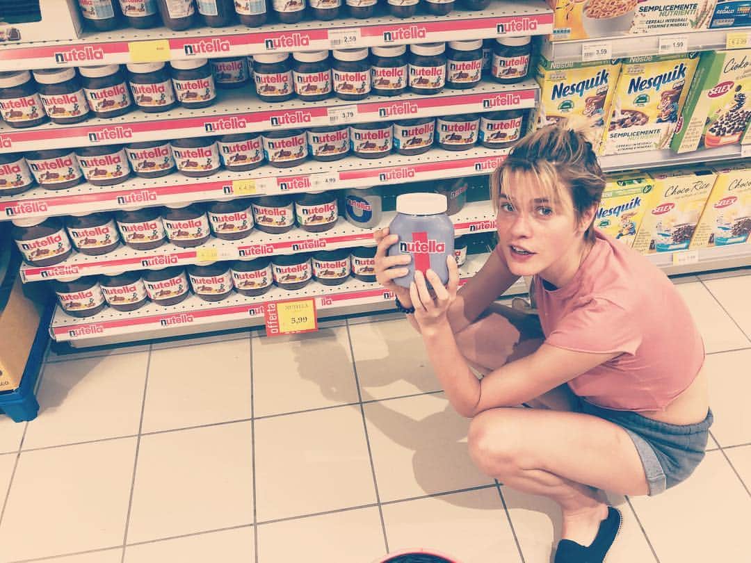 Kris Gottschalkのインスタグラム：「Offerta Nutella 5,99 🐒 ———— Quando ti trovi in Italia devi mangiare tanta Nutella 🇮🇹 #innutellawetrust #amen 🙏🏻」