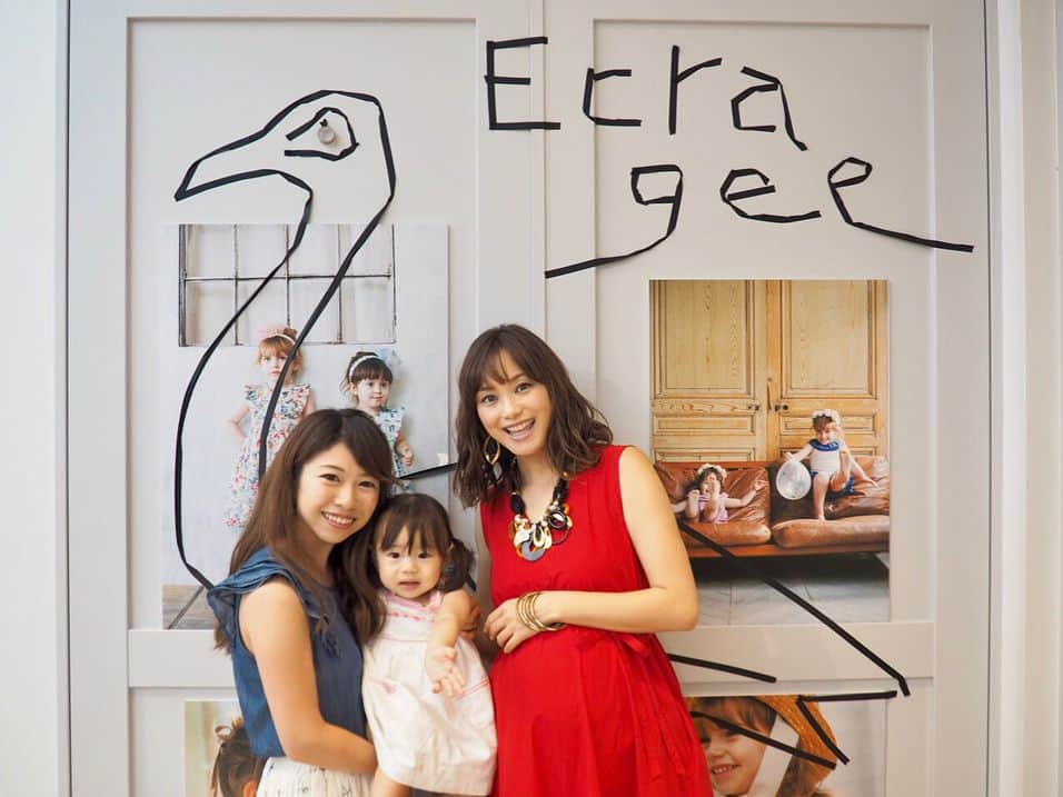 のインスタグラム：「✴︎ Ecragée 1st Collection Launch🐻 . 蛯原英里さんがディレクションした #Ecragée のお披露目パーティーへ🎉 . 英里さん @eriebihara は ママでもあるし看護師でもあるから どちらも一緒な私は すごく親近感を持っています☺️💗 . #妊娠9ヶ月 でお腹が大きいのに 娘ちゃんまで抱っこしてくれたよ🤰 わ〜い👏👏✨ . @ecragee のお洋服もオーダーしたので いまから届くのが楽しみ💗💕 また #娘ちゃんコーデ💐 も載せよっと😉 . #Ecragee #エクラージュ #蛯原英里 #展示会 #お披露目パーティー #田中健太郎 #看護師 #ママ #ベビーブランド #キッズブランド #ベビー服 #キッズ服 #子供服 #子供服ブランド #出産祝い #娘ちゃんの成長記録 #1歳3ヶ月 #2017_spring_baby部 #女の子ママ #女の子ベビー #女の子キッズ #女の子ママ #女の子コーデ」