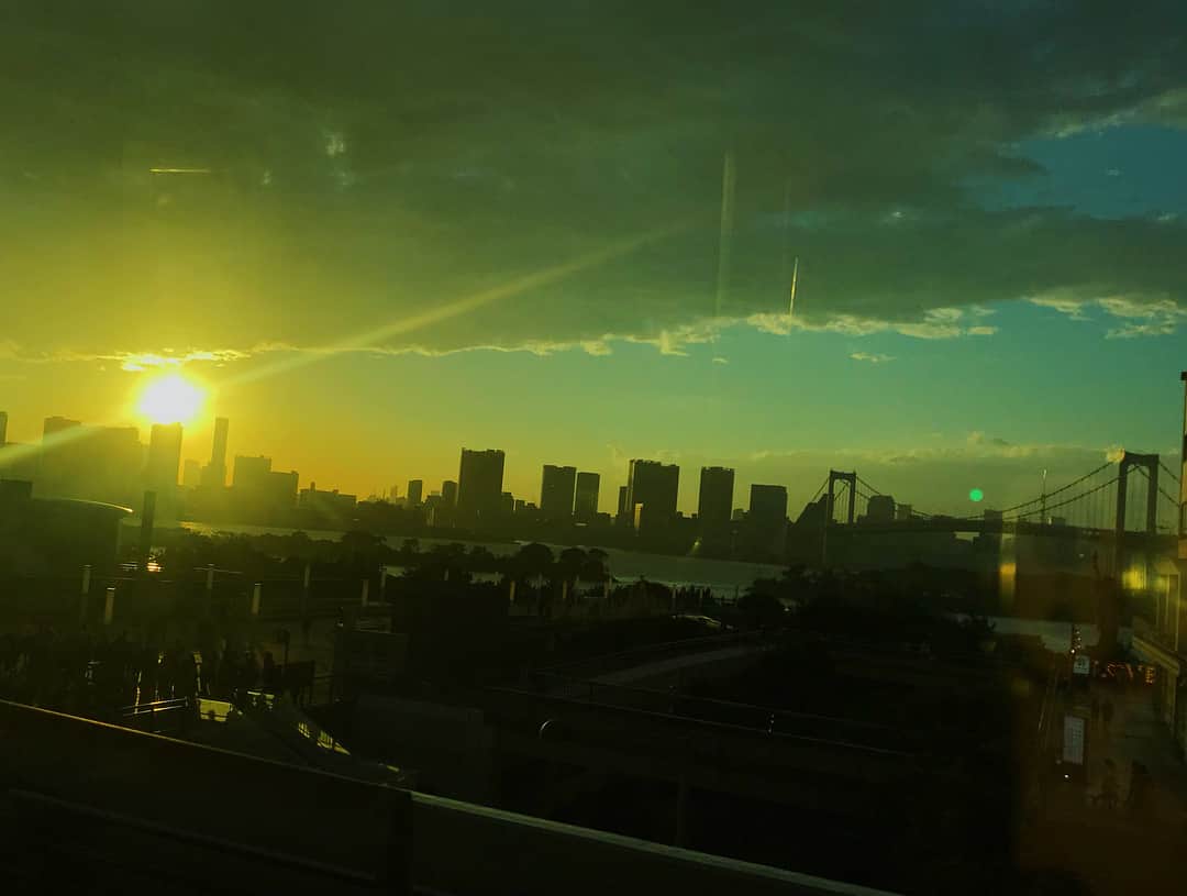 小澤陽子さんのインスタグラム写真 - (小澤陽子Instagram)「at work☻  お台場が、New York に見えた瞬間🗽🌉。 (※ 個人的感想です。) . . 綺麗なので、share します…💛 . .  #おざわーるど🌏  #シェアはぴ🌻 #夜勤終了！ #おやすみなさい🌙  #おはようございます🌞 の方は #金曜日がんばりましょう✯」8月10日 4時47分 - yoko.ozawa729