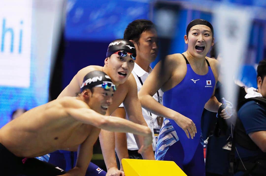 日本オリンピック委員会さんのインスタグラム写真 - (日本オリンピック委員会Instagram)「水泳のパンパシフィック選手権第1日、男子100m平泳ぎで小関也朱篤選手、女子400m個人メドレーで大橋悠依選手が金メダルを獲得。女子200m自由形では池江璃花子選手が1分54秒85の日本新記録で2位に入り、主要国際大会で初のメダルを獲得しました！ . 🏊‍♀️ Pan Pacific Swimming Championships 2018 🏊‍♂️ . [Women's 400m Individual Medley] 🥇大橋悠依/Yui Ohashi 🥉清水咲子/Sakiko Shimizu . [Men's 100m Breaststroke] 🥇小関也朱篤/Yasuhiro Koseki . [Women's 200m Freestyle] 🥈池江璃花子/Rikako Ikee . [Men's 400m Individual Medley] 🥈萩野公介/Kosuke Hagino 🥉瀬戸大也/Daiya Seto . [Mixed 4x100m Medley Relay] 🥈入江陵介、小関也朱篤、池江璃花子、青木智美/Ryosuke Irie,Yasuhiro Koseki,Rikako Ikee,Tomomi Aoki . [Women's 100m Breaststroke] 🥉青木玲緒樹/Reona Aoki . [Men's 200m Freestyle] 🥉松元克央/Katsuhiro Matsumoto . Photo:PHOTO KISHIMOTO . #Swimming #panpacs2018 #Roadto2020 #水泳 #競泳 #パンパシ水泳 #トビウオジャパン #青木玲緒樹 #小関也朱篤 #池江璃花子 #松元克央 #大橋悠依 #清水咲子 #萩野公介 #瀬戸大也 #入江陵介 #青木智美 #がんばれニッポン #JapaneseOlympicCommittee #TEAMNIPPON」8月10日 11時11分 - teamjapanjoc