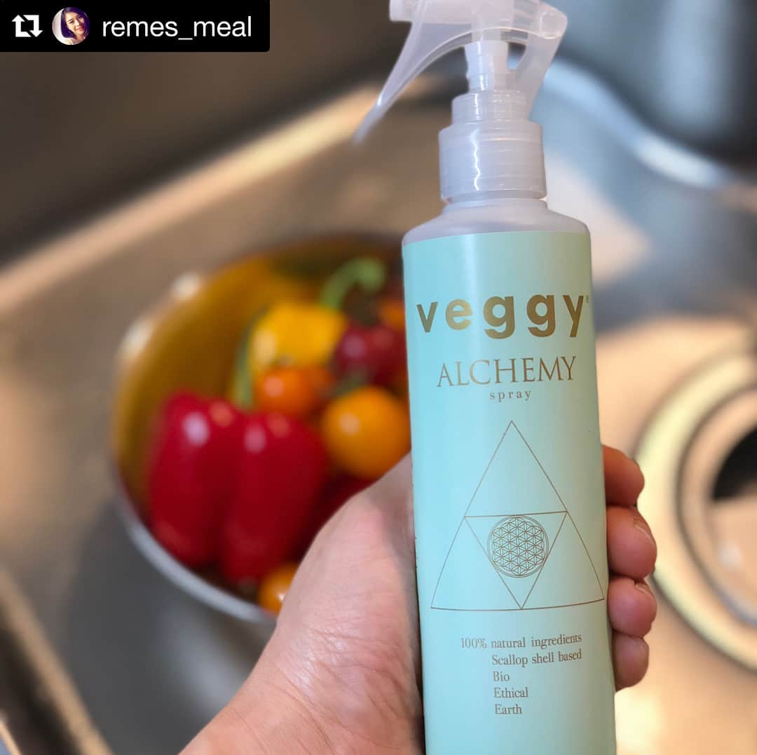 veggy_ambassadorさんのインスタグラム写真 - (veggy_ambassadorInstagram)「#Repost @remes_meal with @get_repost ・・・ ♡ veggy ALCHEMY spray ． 原材料は北海道産のホタテの貝殻 ． 野菜についてる農薬を落としてくれるスプレー ． 雨などで農薬が剥がれ落ちないように使われている「展着材」は水道水では落ちないようです。 ． 身体に害がないもの⁉︎と言われているけれど、間違いなく身体に必要なものではない農薬や展着材、なるべく取らない努力を積み重ねていきたいです。 ． これで洗うと野菜の美味しさもアップ😋 ． このスプレー優れもので、 消臭効果や、ウイルスに対しての除菌効果もあるようです👀 ． 3枚目の写真は、veggy周年パーティーの時に♡veggyの編集長の吉良さおりさんです♡ 透明感にうっとりしてしまいました♡ ． ． ． veggy ALCHEMY spray https://veggy.life  からから購入できます😊 ． ． #veggy公式アンバサダー  #veggy #アルケミー #alchemy #料理好きな人と繋がりたい  #農薬除去  #展着材除去 #身体に優しい #野菜 #野菜を美味しく #吉良さおり」8月10日 6時59分 - nadeshiko_official_shop