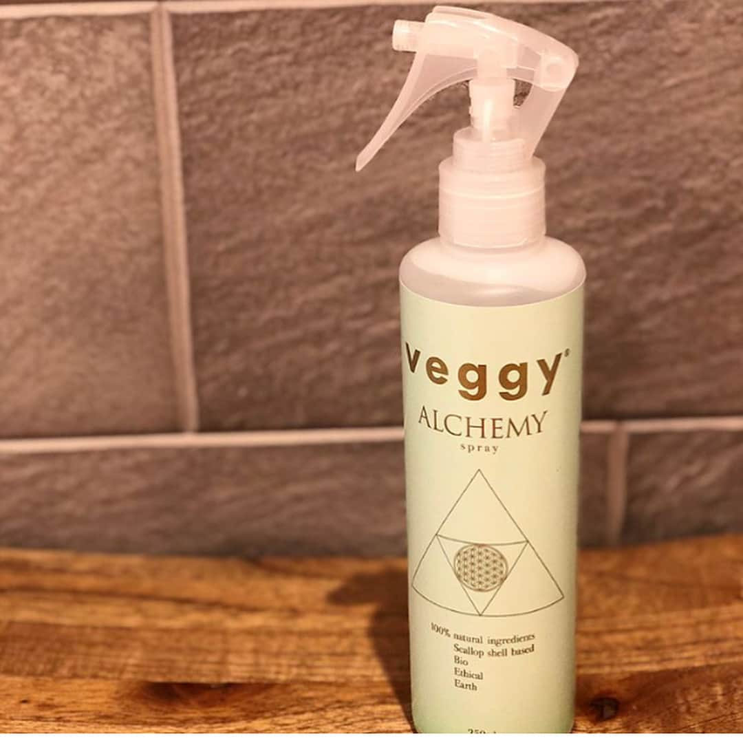 veggy_ambassadorさんのインスタグラム写真 - (veggy_ambassadorInstagram)「#Repost @remes_meal with @get_repost ・・・ ♡ veggy ALCHEMY spray ． 原材料は北海道産のホタテの貝殻 ． 野菜についてる農薬を落としてくれるスプレー ． 雨などで農薬が剥がれ落ちないように使われている「展着材」は水道水では落ちないようです。 ． 身体に害がないもの⁉︎と言われているけれど、間違いなく身体に必要なものではない農薬や展着材、なるべく取らない努力を積み重ねていきたいです。 ． これで洗うと野菜の美味しさもアップ😋 ． このスプレー優れもので、 消臭効果や、ウイルスに対しての除菌効果もあるようです👀 ． 3枚目の写真は、veggy周年パーティーの時に♡veggyの編集長の吉良さおりさんです♡ 透明感にうっとりしてしまいました♡ ． ． ． veggy ALCHEMY spray https://veggy.life  からから購入できます😊 ． ． #veggy公式アンバサダー  #veggy #アルケミー #alchemy #料理好きな人と繋がりたい  #農薬除去  #展着材除去 #身体に優しい #野菜 #野菜を美味しく #吉良さおり」8月10日 6時59分 - nadeshiko_official_shop