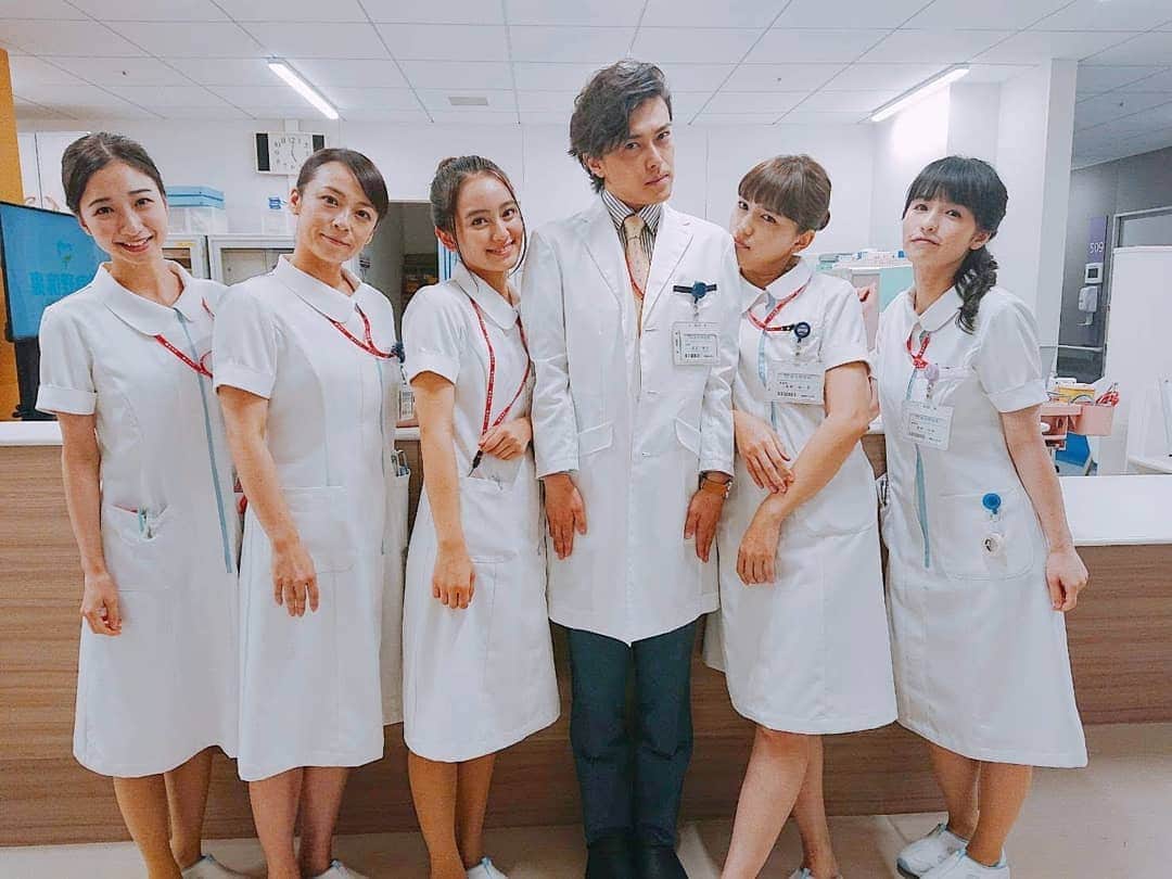 テレビ朝日「ヒモメン」のインスタグラム：「⠀ ハーレム状態の池目先生👨‍⚕️♥️⠀ 🌸白衣の天使に囲まれて🌸⠀ ⠀ 撮影オフショットを公開❗⠀ ⠀ #か、春日さんが……⠀ #ち、ち、近い…！！⠀ #平常心を保ってたら⠀ #指がピシッとなってしまった！⠀ #私としたことが…！⠀ #働いたら手に入る歓び⠀ #見よ！碑文谷翔よ！⠀ #池目ですッ🧑✨⠀ #川口春奈⠀ #勝地涼⠀ #岡田結実⠀ #佐藤仁美⠀ #田原可南子⠀ #皆本麻帆⠀ #土曜ナイトドラマ⠀ #ヒモメン⠀ #第3話⠀ #30分遅れでスタートです⚠️⠀ #8月11日(土)23時45分～」
