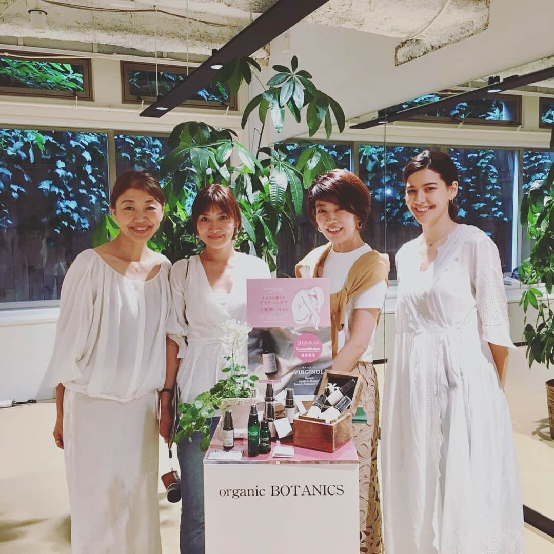 藤崎奈々子さんのインスタグラム写真 - (藤崎奈々子Instagram)「コスメキッチン展示会 ・ オーガニックボタニクスのかおりさんとソフィアちゃんと 2人とも美人でお肌がとても綺麗✨ 綺麗な人が使ってる化粧品はとても使ってみたくなる！ 今回はネロリの香りのデリケートゾーンオイル とってもいい香りでした ・ 3枚目ジョヴァンニのヘアトリートメント 黄色のトリートメントの南国感漂う香りがとても好きでした ・ 4枚目100BONのフレグランス 色々あって目移り 今度お買い物行った時ゆっくり選びたいなぁ ・ 5枚目エコストアのボディウォッシュ もう、オレンジのイラストがツボすぎた❣️ 使うのが楽しみです🎶 ・ #cosmekitchen#secretorganiccare#コスメキッチン#オーガニックボタニクス#100bon#エコストア#ジョヴァンニ」8月10日 8時33分 - nanakofujisaki