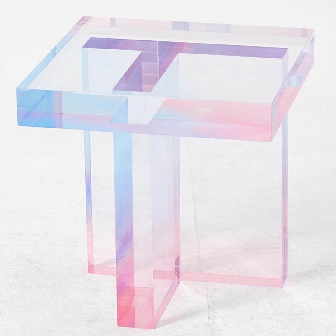 Roxy Sowlaty Interiorsのインスタグラム：「This table is a lucite dream!!! 💎 ✨ 💎 ✨」