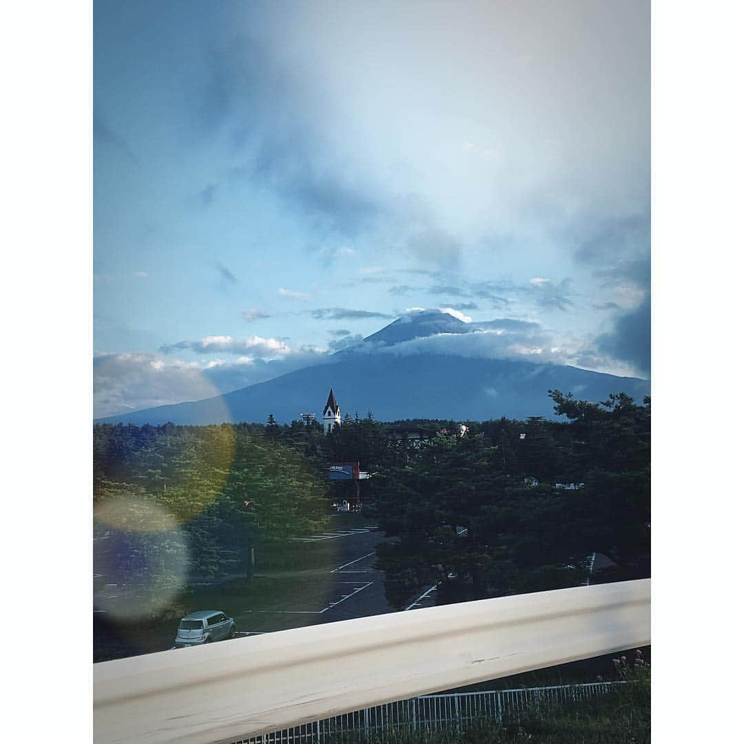 青木菜摘さんのインスタグラム写真 - (青木菜摘Instagram)「. 夏の富士山❣️ 台風一過の昨日。 高速のったの久しぶりだった…😟」8月10日 9時12分 - bonobono__chan