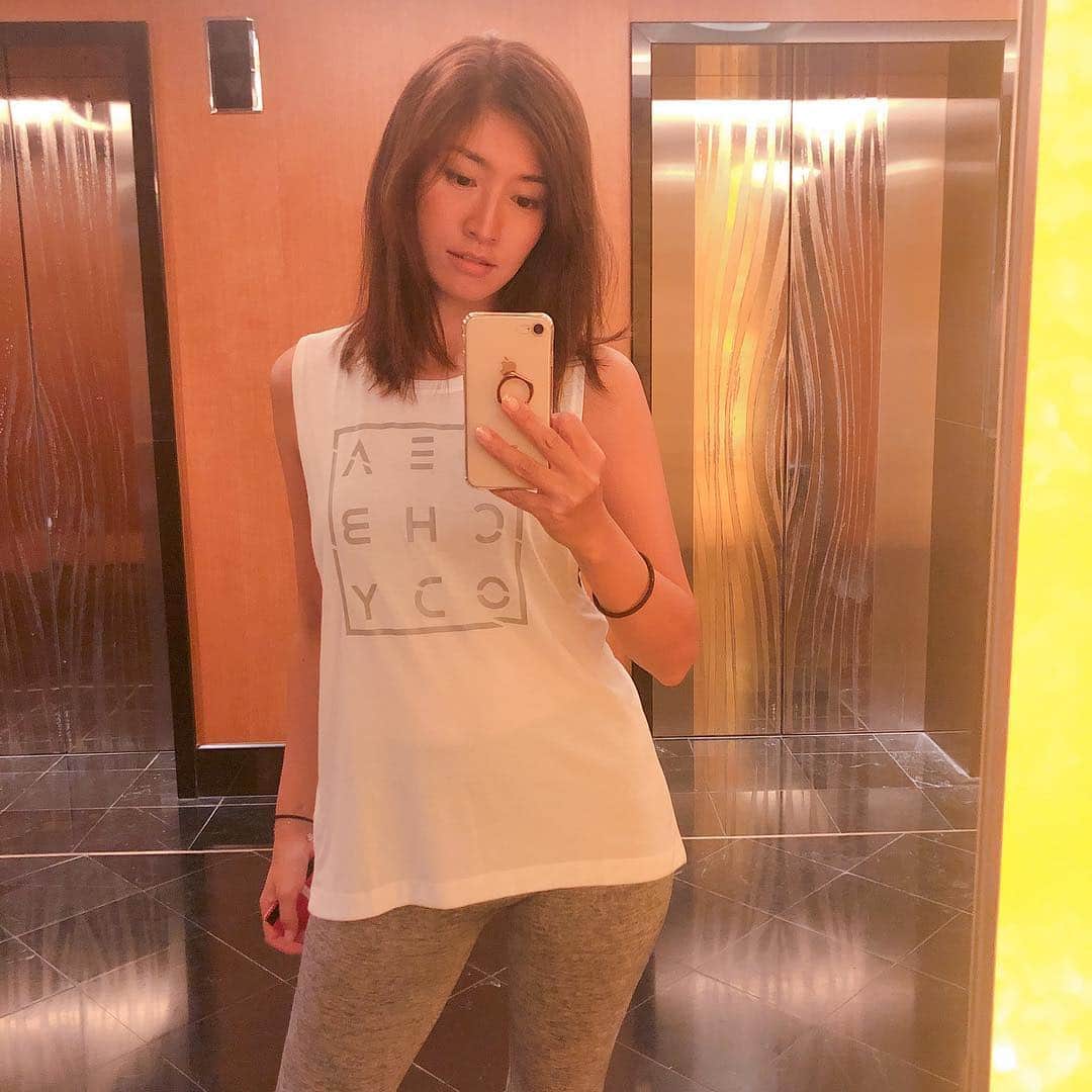 森下千里のインスタグラム：「. 素敵なジムでトレーニング🧘‍♀️ こーゆーとこ来ると、ちゃんとやらなきゃ…と、気が引き締まります。 身も引き締まってくれたらいいのだけど😂 ちなみに、beachbodyの新しいウェア。 大人で嬉しい❤️ . . #gym #hotel #body #beauty #healthy」