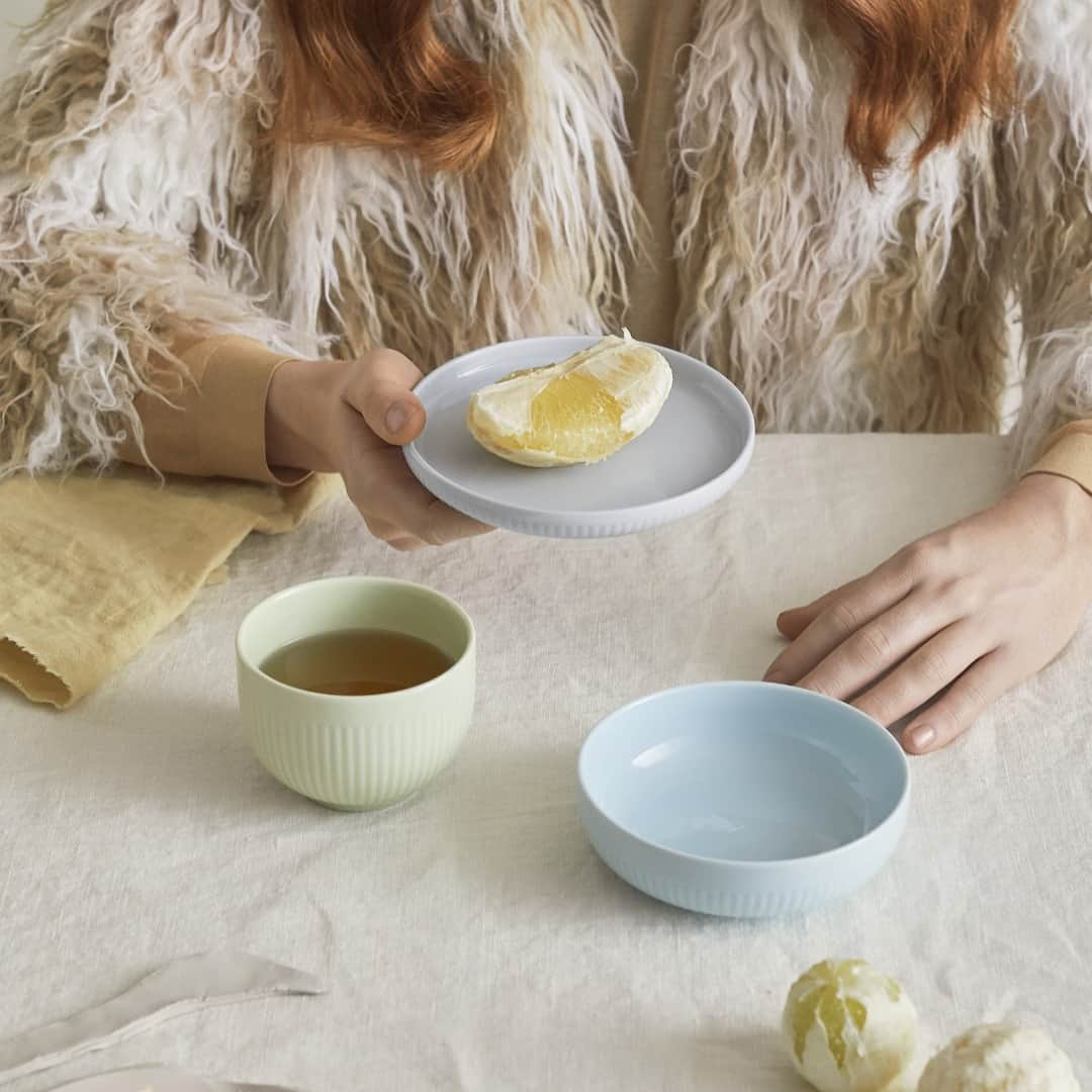 IKEA JAPANさんのインスタグラム写真 - (IKEA JAPANInstagram)「新商品が登場しました！﻿ ﻿ 1枚目：上品なフォルムとパステルの食器が食卓に優雅さを添えてくれます。﻿ MORGONTE/モロンテ プレート/ボウル, 3点セット ¥ 999﻿ ﻿ 2枚目：ラミネート加工の4枚組のペーパートレイは、両面にグラフィックなプリント柄が入っていて、空間の美しいアクセントに。﻿ MEDFÖRA/メドフォーラ トレイ, 4ピース ¥ 799 ﻿ ﻿ 3枚目：レトロな雰囲気を演出できる、古風なケロシンランプをヒントにした照明。﻿ TÄRNABY/テールナビー テーブルランプ ¥ 2,999﻿ ﻿ 4枚目：ゴールドのドット柄クッションで一気に部屋が華やかに。﻿ SKÄGGÖRT/シェッゴルト クッションカバー ¥ 499﻿ ﻿ #イケア #IKEA #ikeajapan #イケアの新商品 #Autumn #インテリア」8月10日 19時22分 - ikeajapan