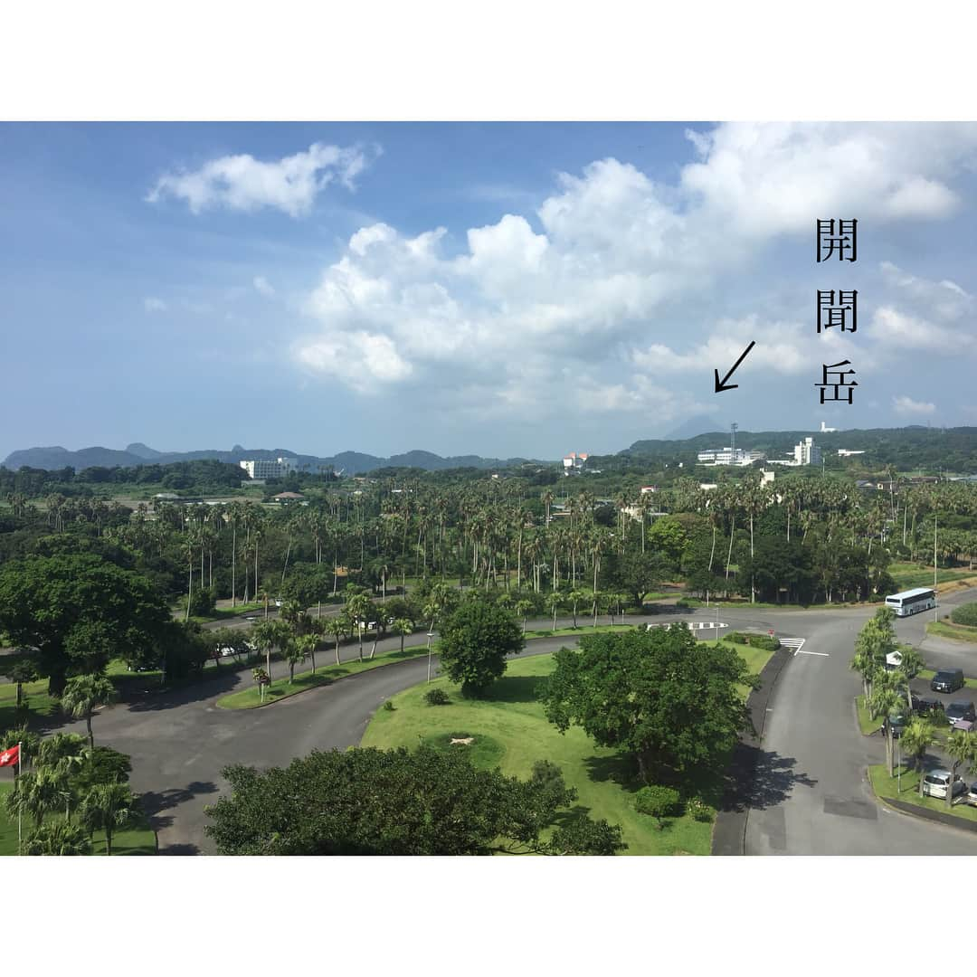 加藤ローサさんのインスタグラム写真 - (加藤ローサInstagram)「夏満喫です〜 指宿(いぶすき)いってきました‼︎ 去年も来たので、子がすべれる滑り台が増えたりして成長感じました〜  2人とも小学生になったらバナナボート乗りたいです‼︎ ホテルの雰囲気がハワイのようでした。たしかハワイってこんな雰囲気だったような…🌺ドアの感じとか。どうかな。」8月10日 19時28分 - kato_rosa_