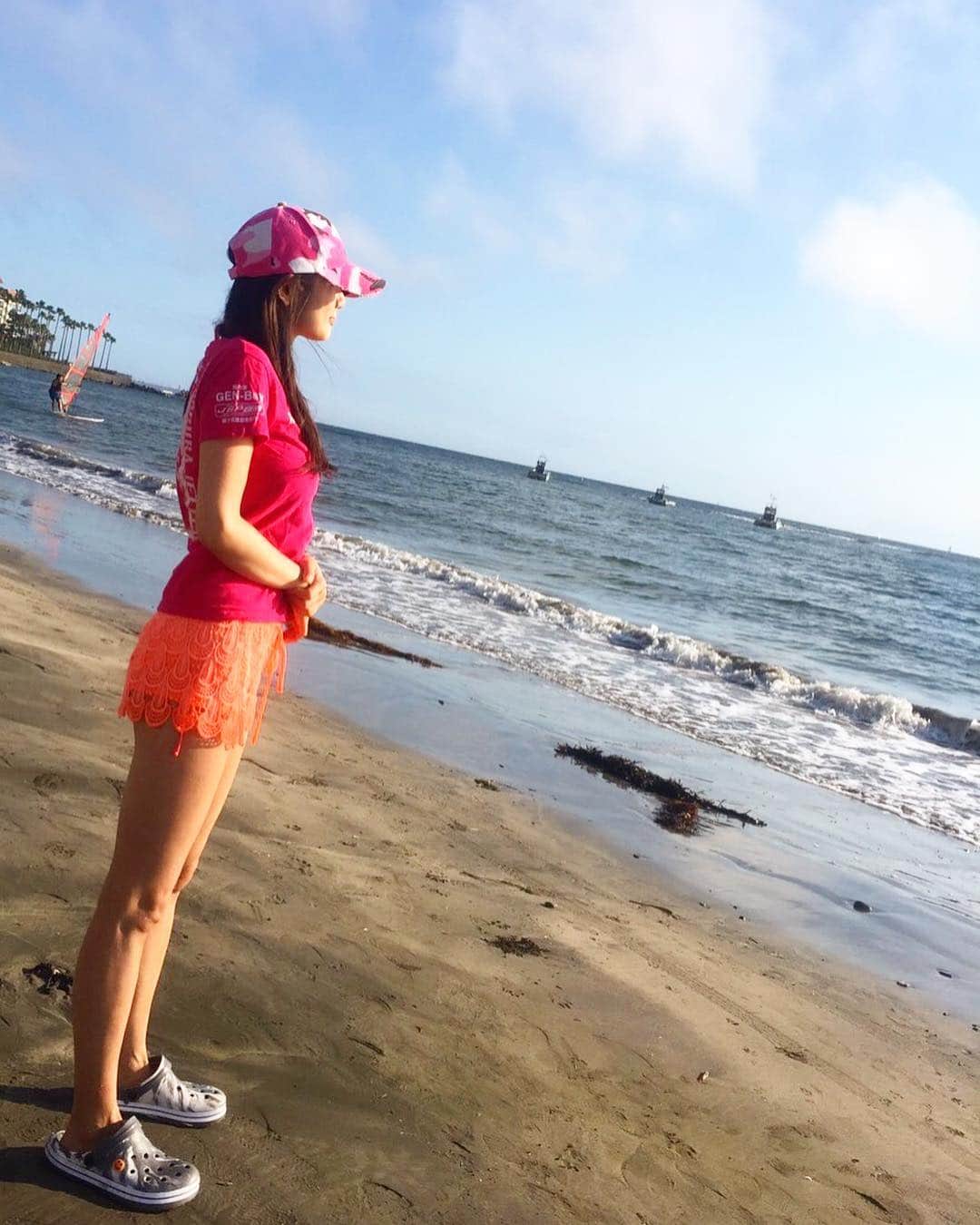 片山萌美さんのインスタグラム写真 - (片山萌美Instagram)「今日みたいな暑い日は 海に行きたいわね。 海すきよ。  #何年か前の #写真 #海 #japan #ピンク#moemikatayama #片山萌美」8月10日 19時51分 - moet_mi