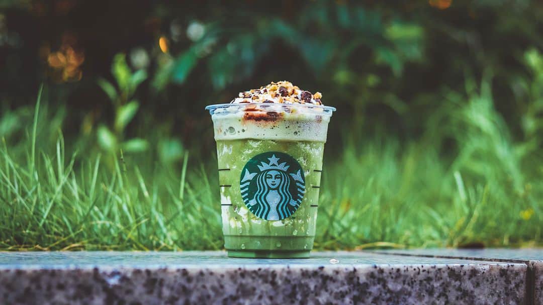 ハンサムクロジのインスタグラム：「もう売り切れてるところあるらしい。 抹茶とチョコとマシュマロがサクサクでザクザクでとぅるんとぅるんでおいしかったですよ！！ 売ってるとこ探して飲んでテンション上げてお盆休みはお墓参り行きましょうね🙌  #スターバックス #starbucks #スタバ #スタバ新作 #抹茶 #フラペチーノ #草 #映える」