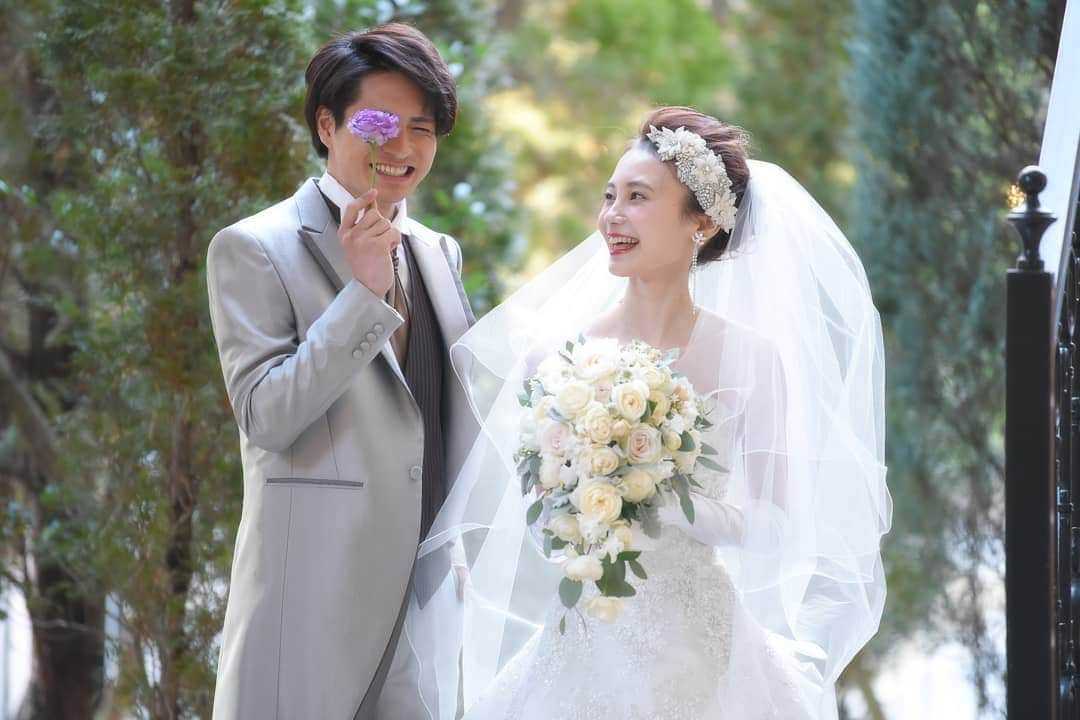 ラ セーヌ マリアージュ四日市さんのインスタグラム写真 - (ラ セーヌ マリアージュ四日市Instagram)「■groom and bride■ . . タキシード姿にパープルの花が よく合ってますね＊ 自然な笑顔が素敵です♪ . . #ラセーヌマリアージュ #三重平安閣 #三重平安閣グループ #ウェディングドレス #ブーケ #オーバルブーケ #ティアドロップブーケ #自然体 #タキシード #前撮り #グリーン #記念写真 #笑顔 #ウェディングフォト #ブライダルフォト #結婚式 #ウェディング #日本中のプレ花嫁さんと繋がりたい #プレ花嫁 #ブライダルフェア #2018夏婚 #2018秋婚 #結婚式準備 #結婚式場 #wedding #bridal #四日市市」8月10日 12時39分 - lascenemariage