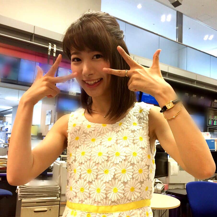 フジテレビアナウンサーのインスタグラム：「報道センターで大胆な“め”ポーズのエビちゃん。先輩のダンスの上手さばかり報告してくれたけど、チャギントンのお姉さんなんだから！エビちゃんもキレキレダンス期待してるよん。  #め組のひと#anation 出演は26日 #今週は島田彩夏姉さんが夏休み #留守番がんばってます #プライムニュースイブニング  #海老原優香 #梅津弥英子 #フジテレビアナウンサー #ママアナ #うめづ日記」