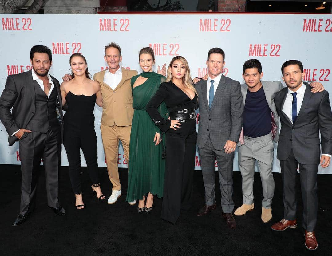 マーク・ウォールバーグさんのインスタグラム写真 - (マーク・ウォールバーグInstagram)「Mile 22 premiere tonight in Los Angeles. Love this badass crew of talents from all over the world! 🌎  @sammedinaofficial @rondarousey @pberg44 @laurencohan @chaelincl @iko.uwais @seveninbinary #Mile22」8月10日 13時36分 - markwahlberg