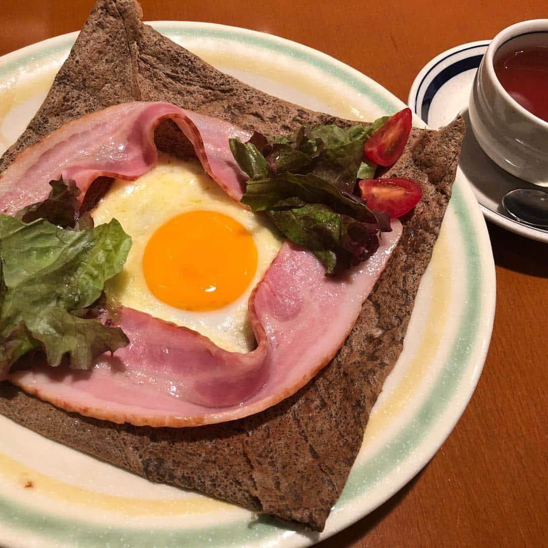 Miku Hirata 平田未来さんのインスタグラム写真 - (Miku Hirata 平田未来Instagram)「今日から大阪に帰省。早めの羽田空港でエディアールのガレット。おいしい。」8月10日 14時35分 - hirata