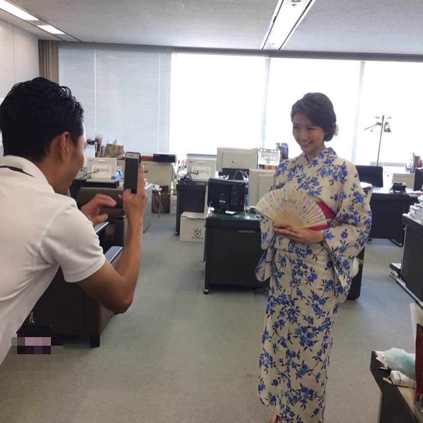 フジテレビアナウンサーのインスタグラム：「艶やかな浴衣姿の三田ちゃん発見！激写しているのは…  アナ室でなかなか捕まえられないタクヤさんではないですか！  #今日のグッディ！は年に一度の浴衣デー #克実さんも安藤さんもコメンテーターも浴衣だよ  #三田友梨佳 #グッディ！ #木村拓也 #フジテレビアナウンサー #ママアナ #梅津弥英子 #うめづ日記」