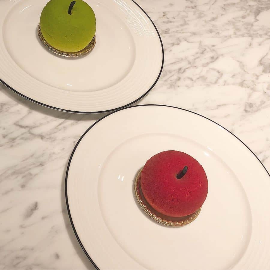 のインスタグラム：「. . この間行ったカフェ🍎🍏 中には冷たいりんごが入ってた♥ . #cafe#tokyo#anywheredoor #カフェ#カフェ巡り#東京カフェ #原宿カフェ#原宿りんご」