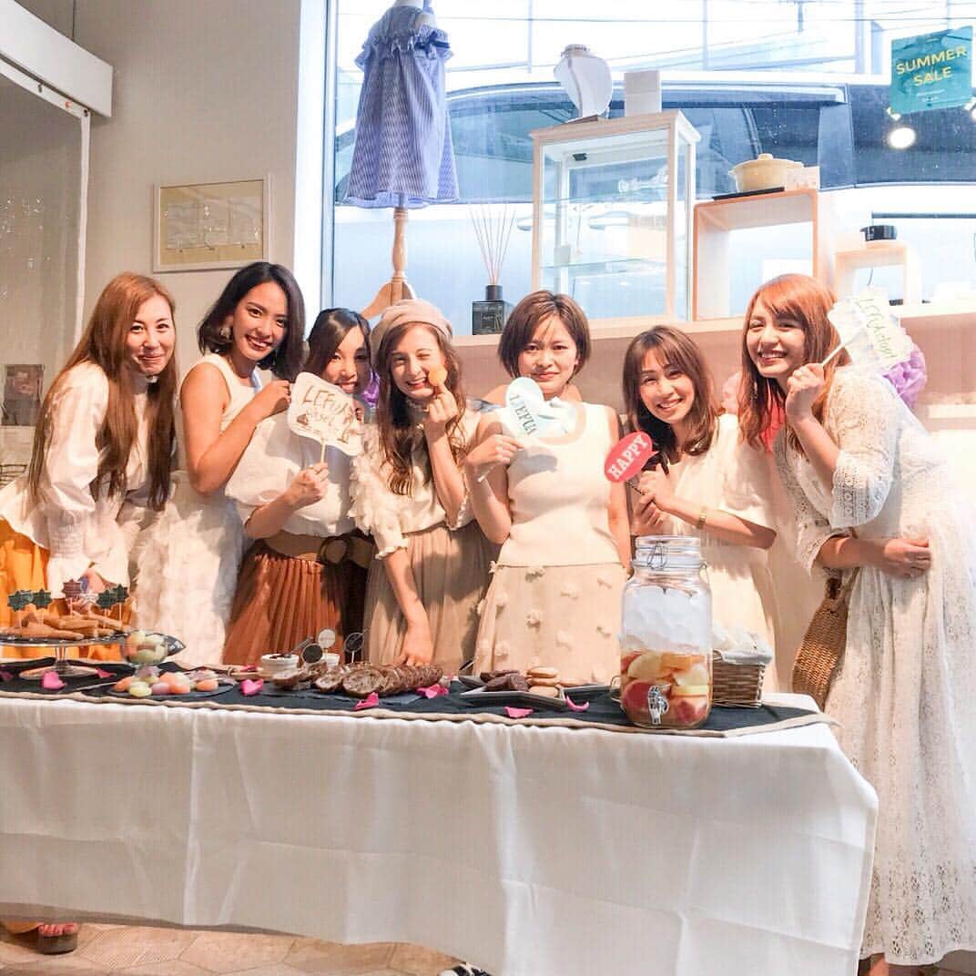 lily112988さんのインスタグラム写真 - (lily112988Instagram)「: #party : : 8.8 @lefua.closet イベント 天気が悪いのにもかかわらず 朝からたくさんの方にお越しいただき 本当にありがとうございました♡ : 着替えてフロアに出たら 既にたくさんのお客様が！ よく見たらほぼリア友w みんな雨の中子連れの子もたくさんだったのに😭♡ ほんとにありがとね♡ : 普段インスタライブやリポストでお見かけしている方々も たくさんお声かけいただいて お話ししたりお写真撮ったり 至福のひとときでした♡ : : : #mamagirl #ママ読モ #読モ #ママモデル #モデル #ponte_fashion #ootd_kob #プチプラ高見えコーデ #きれいめカジュアル #hugmugstylingbu #mineby3mootd #cocoromii #おしゃれさんと繋がりたい #ママコーデ #chao_app #大人カジュアル #オトナ女子 #ママグラマー #ハグママリ #自由が丘 #自由が丘カフェ #outfit #outfitoftheday #lefuacloset #撮影 #展示会 #2018aw #レフジョ」8月10日 16時51分 - lily112988