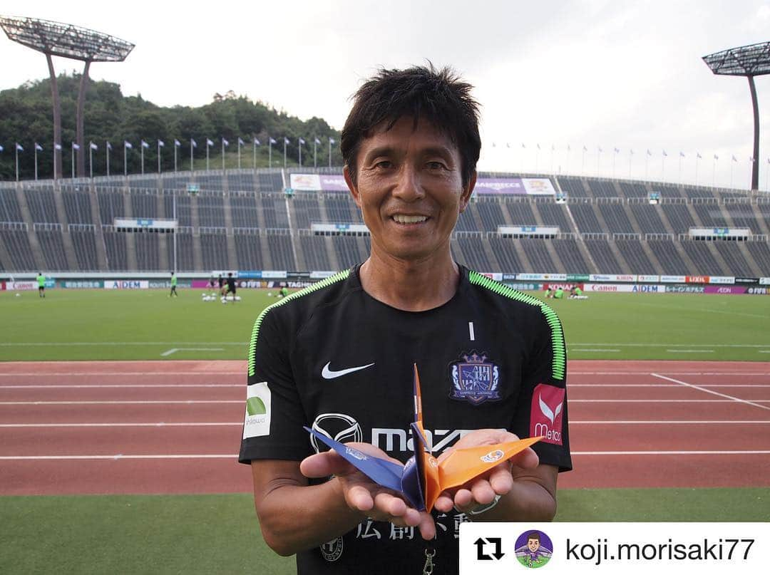 サンフレッチェ広島さんのインスタグラム写真 - (サンフレッチェ広島Instagram)「#Repost @koji.morisaki77 with @get_repost ・・・ ８月１１日（土・祝）🆚Ｖ・ファーレン長崎は「ピースマッチ」。 選手達は素晴らしい試合を繰り広げてくれるだろうと思います⚽️🏟 『One Ball. One World.スポーツができる平和に感謝』 sanfrecce.co.jp/peace2018/  #sanfrecce #楽しみな一戦 #平和に感謝🕊 #スタジアムを紫に染めましょう🙇‍♂️ #たくさんの子供達にこの一戦を観てほしい」8月10日 16時58分 - sanfrecce.official