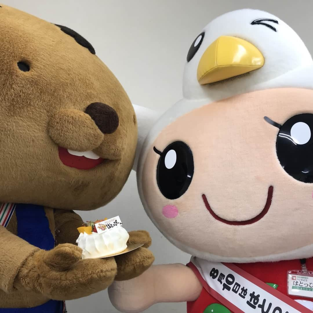 平和堂イメージキャラクター「はとっぴー」さんのインスタグラム写真 - (平和堂イメージキャラクター「はとっぴー」Instagram)「🍰🎁🕊🕊💕✨☺️ ・ ・ ・ ・ #ビバシティ平和堂 #ビバシティ彦根 #VIVACITY #ビバッチェくん に #ケーキ を頂きました！ #🍰 #とってもうれしい #ありがとうございます #ビバシティ の #センタープラザ で#い〜わ #E-WA! の#北海道クリーム使用濃厚ソフト や、#とろ〜りおいしいシュークリーム でお写真を撮ったりして遊びました #会いに来ていただいたお客様、たくさん#おめでとう を言って頂きありがとうございました！#はとっぴー もとっても喜んでいます☺️ #今から #平和堂彦根銀座店 #彦根ばやし #総踊り に出させていただきます #平和堂 #名物 #肉コロッケ #ビバッチェくんに似てる？？ #8月10日ははとっぴーのおたんじょうび！ #滋賀県 #彦根市」8月10日 18時55分 - hatoppy