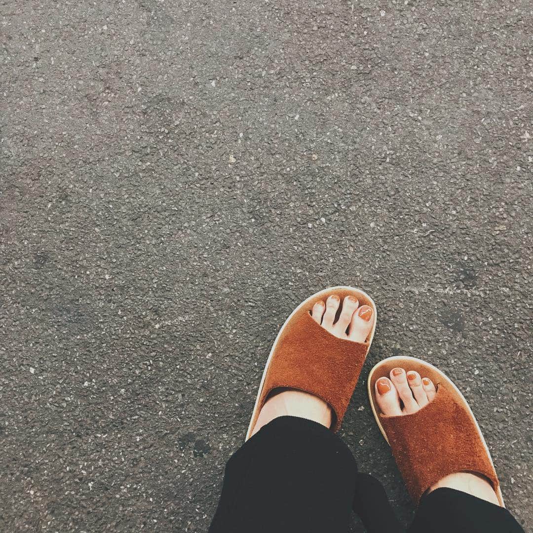 佐々木まゆのインスタグラム：「レザーが裏側になってるの(足の指の長さ)  #islandslipper #pilgrim」