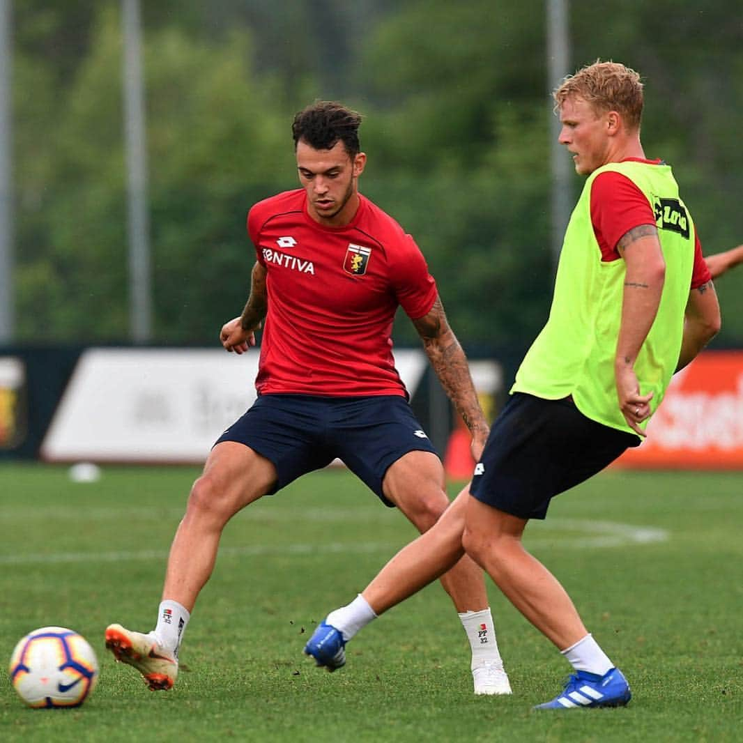 オスカル・ヒリェマルクのインスタグラム：「Domani inizia, Siamo Genoa! 👊🏻🔴🔵」