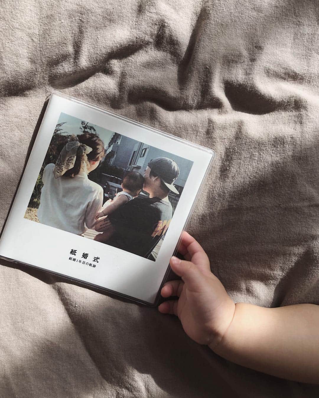 目見田早弥子のインスタグラム：「| for my husband 𖡫 結婚１年目は紙婚式ということで、 私からはアルバムを贈りました💐 普段仕事に忙しくしている夫ですが この日くらいは、これを読むときくらいは、 私だけのことを考えてくれても いいんじゃないかな〜？と思って かなり私寄りな内容にしてみました😂🧡 この１年の私の「あの時こう思っていたんだよ」 が、伝わるといいなと思いながら作りました。 周りからどう見られてるとか、建前とか、 そんなことどうでも良いから、 これからもずっとお互いを尊敬して 時には最高の親友となって 本当に中身のある夫婦として歩んでいきたいです。」