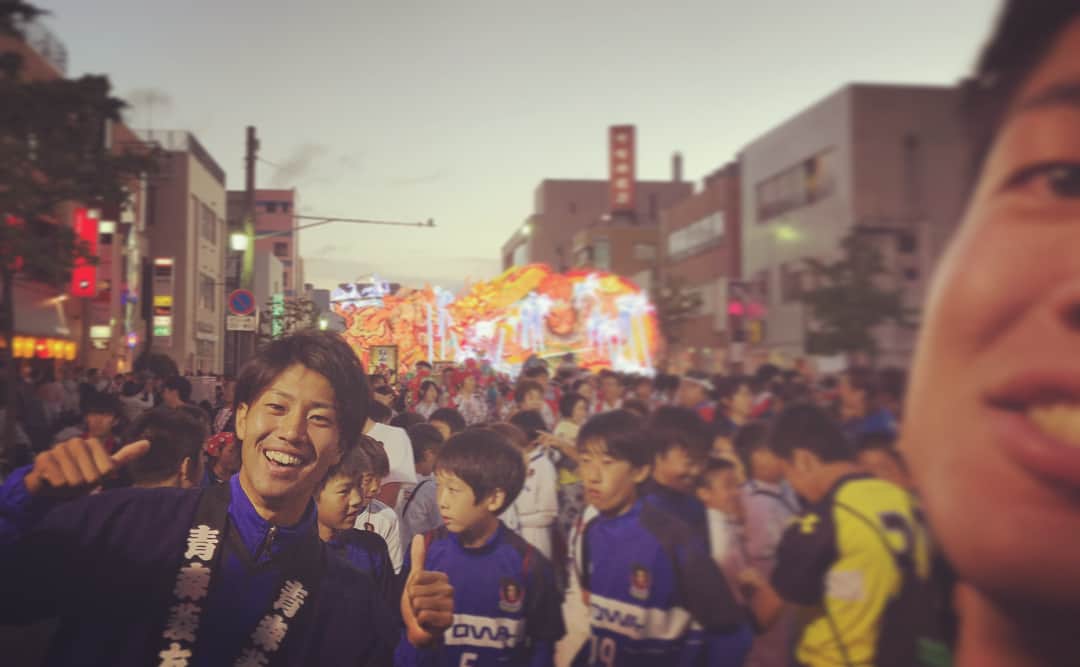 野崎雅也のインスタグラム：「ねぶた祭りに参加させていただきました🙆‍♂️ 楽しかった！ 若者達は跳人(ハネト)になって跳ねまくってて、超楽しそうだったし、年配の方々とか小ちゃい子は沿道でそれをニコニコしながら太鼓の音に手拍子したり歓声をあげたり。 太鼓のリズムはずっと同じなんだけど、ずっと同じだからこそ全部の世代を繋いでるって感じがして、うん。そんなとこも良かった！ ねぶた祭りを、青森を、凄く好きになりました。 そして、そのねぶたをあしらったエンブレムを持つラインメール青森も凄く誇りに感じました！ ねぶた祭りのように青森を盛り上げられるように、サッカー頑張ろって、純粋に思いました。  らっせーらー♩らっせーらー♩笑  #ねぶた  #ねぶた祭り  #ラインメール青森  #reinmeeraomori  #太鼓のリズムは太古から #ゴールパフォーマンスは跳人にしよう #点とったらみんなで跳ねよう #でもあれふくらはぎ攣るやつ #試合終盤は跳ねるのやめよう #Loveisall」