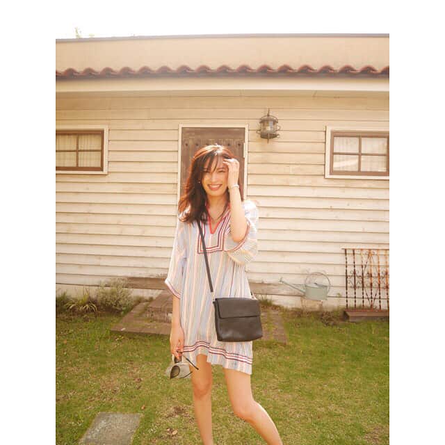 大政絢さんのインスタグラム写真 - (大政絢Instagram)「#今日の絢服 さらっと一枚。涼しい時はこのワンピにデニムを合わせたりしてます！ そして、みなさま私服のタグたくさん考えていただきありがとうございます！たくさん悩み今日の絢服にしました❤️ 👗#tommyhilfiger 👜#intimite 🕶#chanel」8月10日 21時19分 - aya_omasa_official