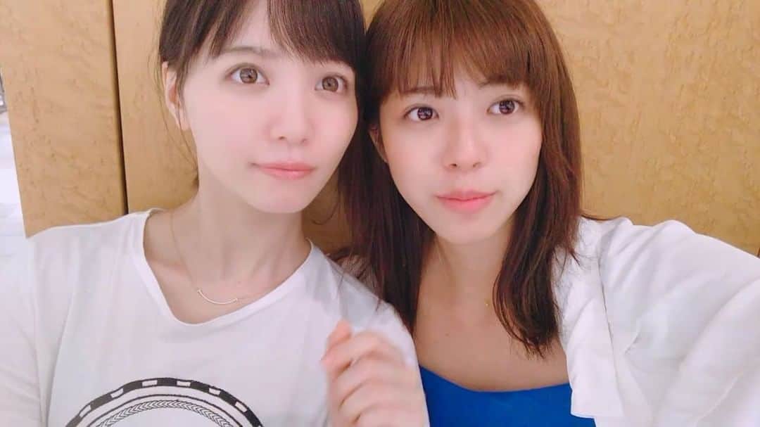 わちみなみのインスタグラム：「事務所の ちかちゃん @yamane_chika とお茶！と、お洋服買ってるのをみてきたよ✌️ . 最近よく眠れないのが悩みで、、どうしたら眠れますかね❓ . #しっかり者 #山根千佳 ちゃん #黒髪いいね #わちみなみ  2枚目のちかちゃんの手が可愛い もちろん本人も可愛い💁‍♀️ かわいいたぬきちゃん🐶たぬき犬ってかんじだね笑」