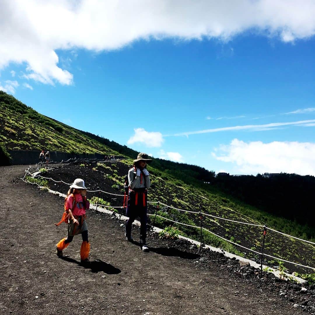 AYUMIさんのインスタグラム写真 - (AYUMIInstagram)「富士山へ家族登山⛰ 家族そろっての登山をはじめて4年目。 息子12歳、娘8歳になった この夏は、日本一高い 富士山に挑戦！ . . #富士山 #世界遺産 #家族登山 #AYUMIアウトドア #AYUMI登山」8月10日 21時37分 - ayumiayunco