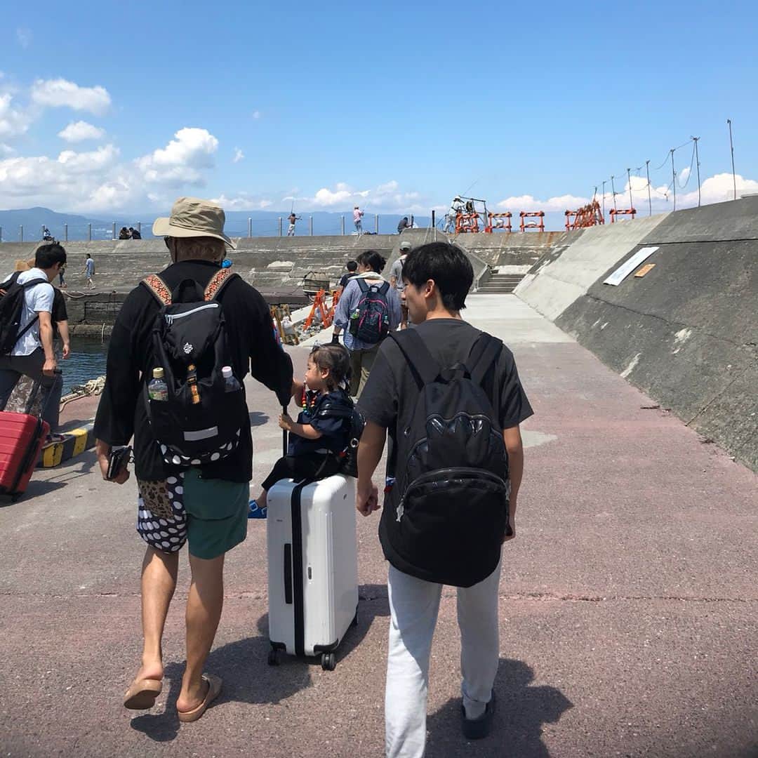 つるの剛士さんのインスタグラム写真 - (つるの剛士Instagram)「いつも見てるのに実は渡ったことがなかった島。 初の、初島、家族で上陸してきました。 初島から眺める江の島もなんだか不思議。  #それにしても酷暑 #つるの家の男三人衆 phot by 妻」8月10日 21時44分 - takeshi__tsuruno