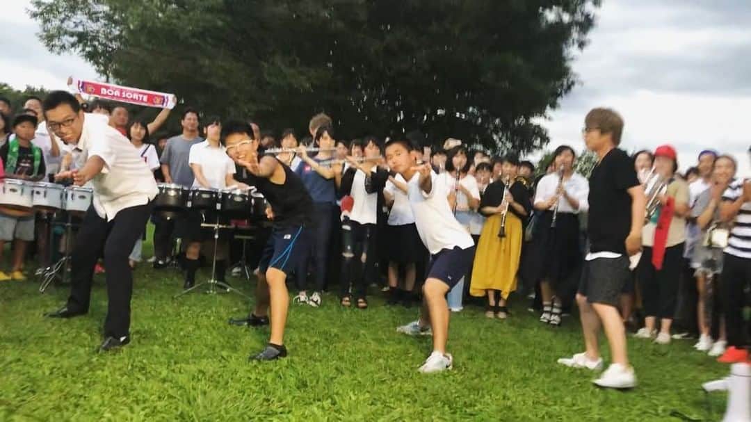 田村淳のインスタグラム：「僕が好きな甲子園の応援曲 三重高校の #レッツゴー三重 この曲を演奏できる人集まれ！とTwitterで呼びかけたら 三重高校の応援団、 ブラスバンド 松阪市民の皆さん 沢山の人に 集まってもらいました！ ありがとう😊  残念ながら三重高校は予選敗退で今年は白山高校が甲子園に… 明日、甲子園で試合のある白山高校にエールを送ろうという事になりまして…動画を撮りました！  右でギリギリ応援団についていってるのが僕ですw  この模様は東海テレビ スマホ旅で8/25に放送です  #三重高校 #白山高校 #白山高校野球部 #ブラバン #甲子園 #スマホ旅 #東海テレビ」