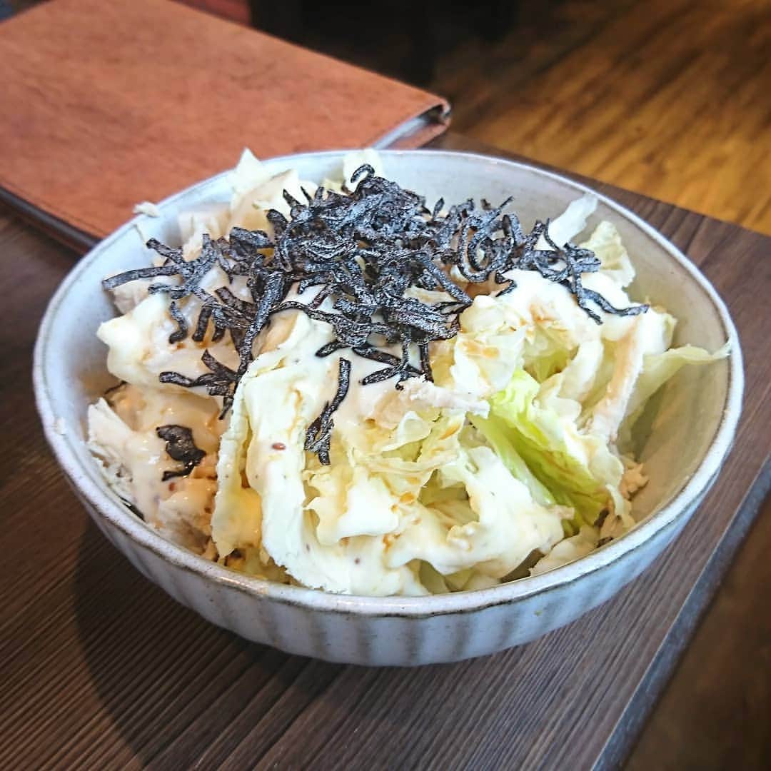 のインスタグラム：「『白菜と塩昆布サラダ』また食べに来てしまった！上石神井駅の近くにある鉄板焼き くるみ (*^^*) 今日も２皿食べてしまった。。旨い！！ #上石神井 #鉄板焼き #くるみ #サラダ #白菜サラダ #白菜と塩昆布 #レギュラー松本 #あるある探検隊 #塩昆布」
