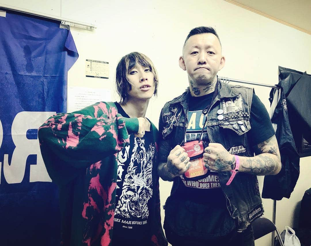 渋谷龍太さんのインスタグラム写真 - (渋谷龍太Instagram)「RISING SUN ROCK FESTIVAL 2018。 SLANGのKOさん with 俺。  #risingsun #slang #superbeaver #✊」8月10日 22時22分 - gyakutarou